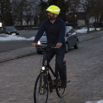 Nákrčník na cyklistickú prilbu, reflexný, vodeodolný, neónovo žltý