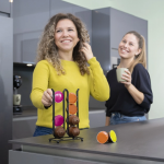 Xavax Barista stojan/držiak na 16 kapsúl Dolce Gusto/ Nespresso Vertuo, kovový, matný čierny