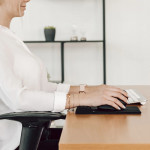 Vertikálna ergonomická bezdrôtová myš EMW-500, pre pravákov, čierna