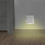 LED nočné svetlo Edge do zásuvky, nočný senzor, teplé svetlo