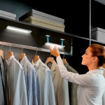 LED orientačné svetlo Sleek, pohybový a svetelný senzor, hliník