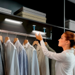 LED orientačné svetlo Sleek, pohybový a svetelný senzor, hliník