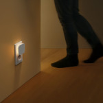 LED nočné svetlo Cozy do zásuvky, multisenzor, stmievateľné, teplá biela